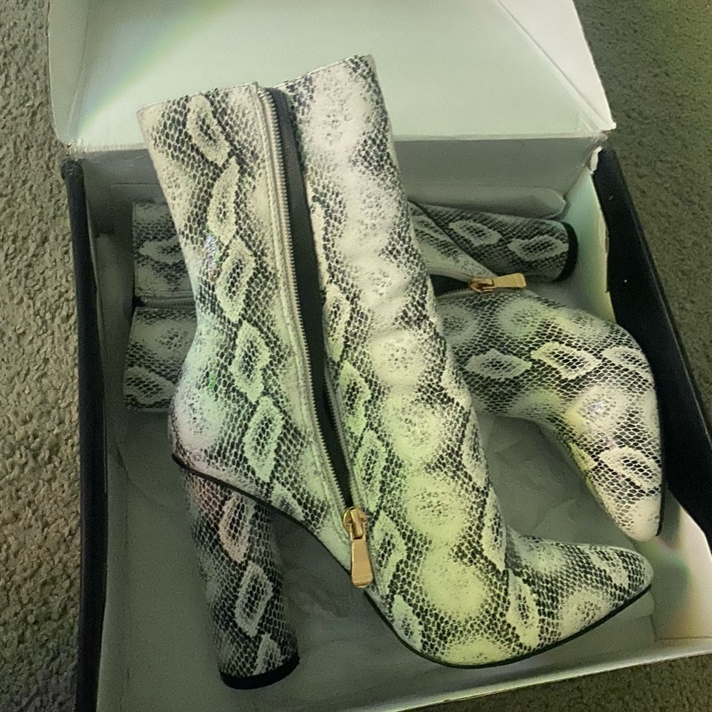 Fashionnova snake skin heels! Size 7! Barely worn; smoke free home.